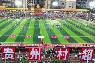 在国足比赛中受伤的李帅，今天现场观看上海海港与长春亚泰的比赛